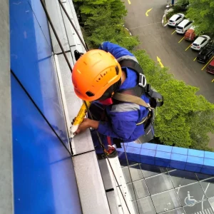 PELATIHAN TENAGA KERJA BANGUNAN TINGGI